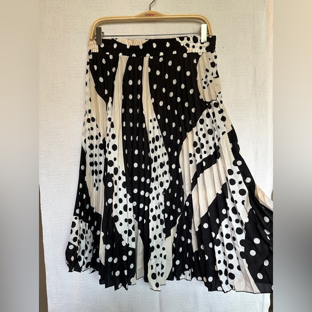 Tahari black and white skirt sz M
